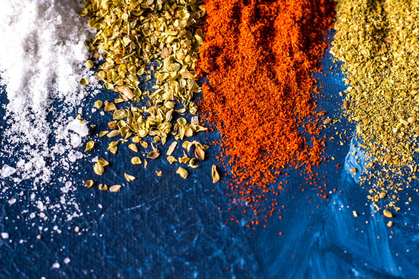 Különböző fűszerek őrölt kurkuma paprika gyömbér gyömbér fahéj fűszerezés só paprika köménymag az asztalon. Kilátás fentről. illatos indiai fűszerek - Fotó, kép