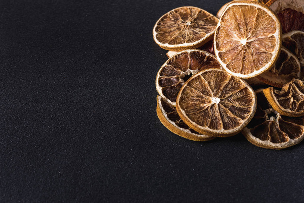 elvont háttér szárított citrusokkal és szöveges vagy képi hely - Fotó, kép