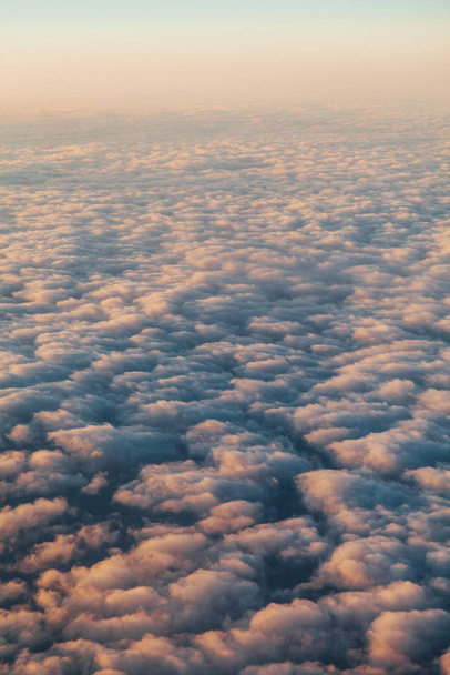 günbatımı manzara, bulutların üzerinde uçan bir uçak üzerinden - Fotoğraf, Görsel