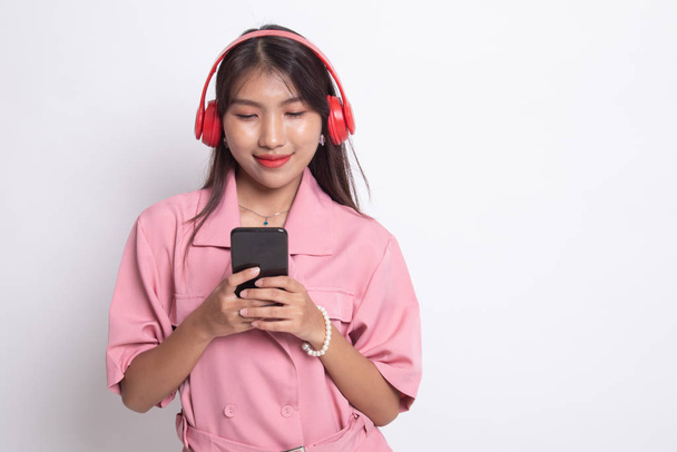 Pretty asian girl listening music with her headphones. - Fotoğraf, Görsel