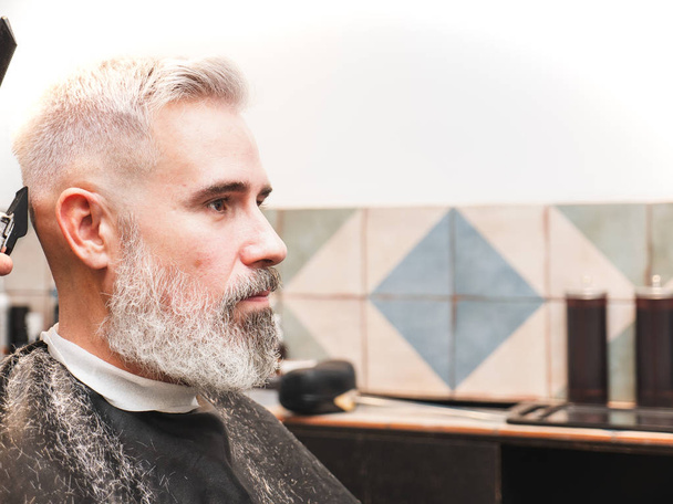 hombre de mediana edad en la peluquería
 - Foto, imagen