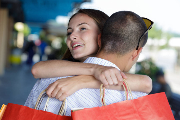 couple hugging in shopping mall - Foto, immagini