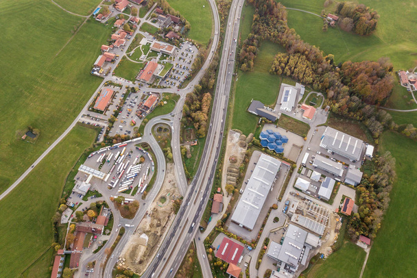 Vista aerea dall'alto verso il basso di autostrada strada interstatale con traf in movimento
 - Foto, immagini