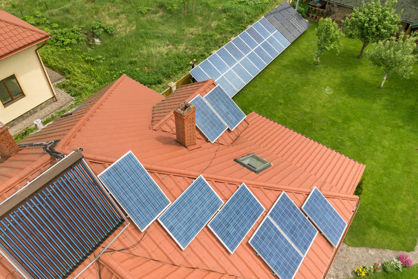 Вид з повітря на новий автономний будинок з сонячними панелями
 - Фото, зображення