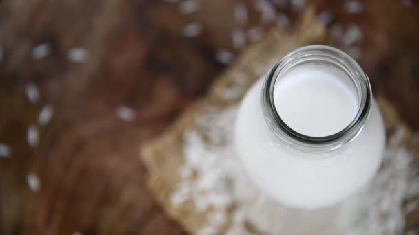 Rice Milk 'in detaylı yakın çekim ve seçici odak noktası olarak porsiyonu - Video, Çekim