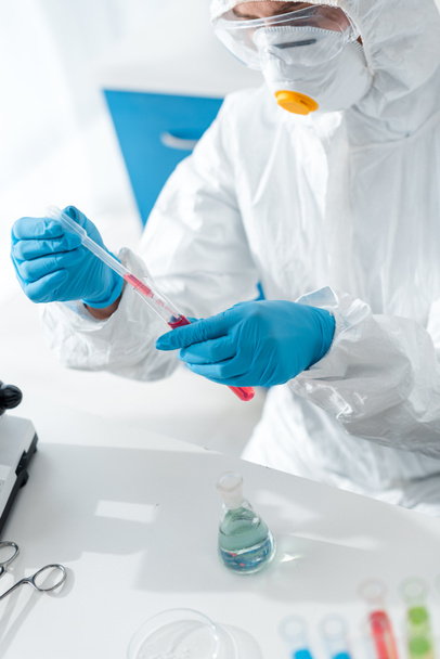 vista recortada de científico en traje protector y guantes de látex haciendo prueba de ADN
  - Foto, Imagen