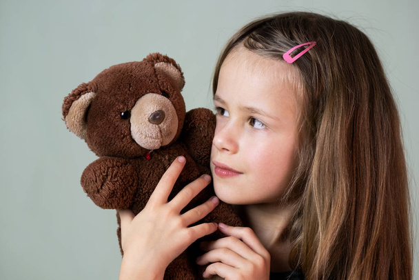 Pretty child girl playing with her teddy bear toy. - Foto, Imagen