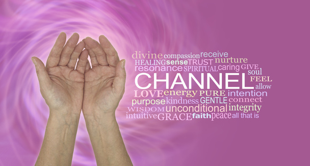 Είμαι ένα κανάλι της θεραπευτικής ενέργειας - θηλυκά χέρια ανοιχτού παλάμης δίπλα από ένα σύννεφο λέξη κανάλι σε ένα ροζ στροβιλίζεται δίνη ενεργειακό υπόβαθρο  - Φωτογραφία, εικόνα