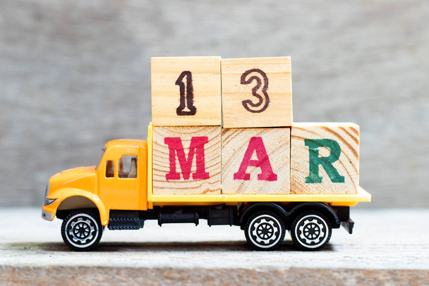 Vrachtwagen brief blok in woord 13mar op hout achtergrond (Concept voor datum 13 maand maart) - Foto, afbeelding