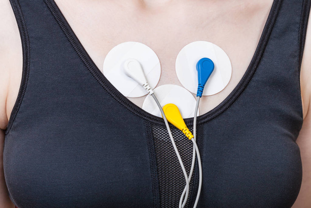 elektrody monitora Holter są przymocowane do klatki piersiowej - Zdjęcie, obraz