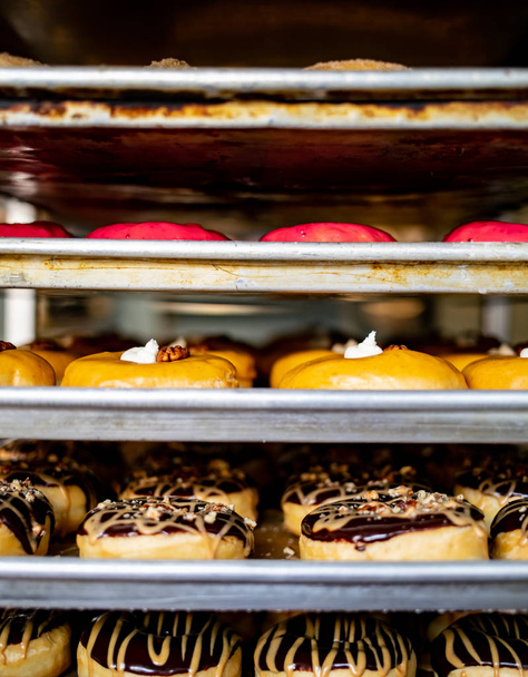 Hazır ve Tepsilerde Bekleyen Donutlar Varyasyonu - Fotoğraf, Görsel