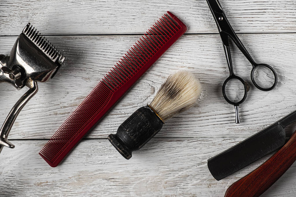 szüret borbély szerszámok veszélyes borotva fodrászati olló régi kézi vágó fésű borotválkozás ecset. - Fotó, kép