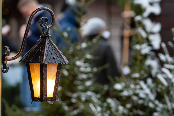 Middeleeuwse lantaarns met sparren takken op de kerstmarkt. Riga, Letland - Foto, afbeelding