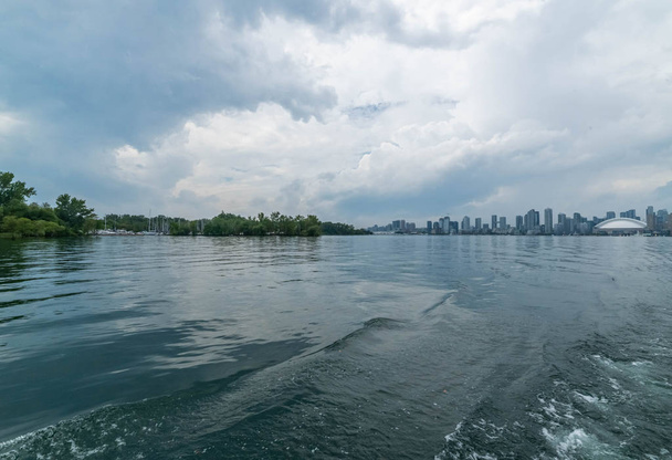 Drammatico cielo nuvoloso sul fiume Ottawa a Toronto Canada
 - Foto, immagini