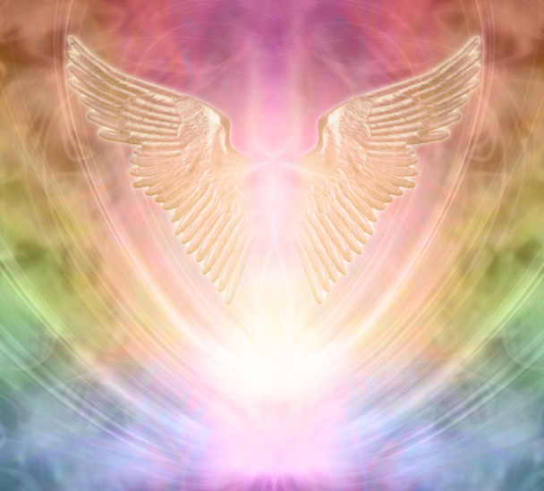 Αναζητώντας αγγελική βοήθεια από την Guardian σας - ζευγάρι λαμπερά λαμπερά χρυσά φτερά αγγέλου ενάντια σε ένα αιθέριο ουράνιο τόξο χρωματισμένο ενεργειακό υπόβαθρο - Φωτογραφία, εικόνα