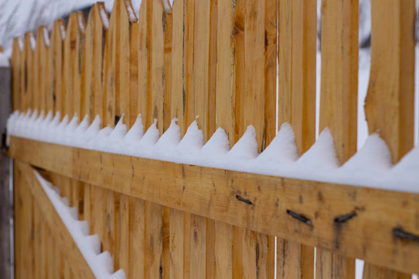 Міська служба прибирання снігу взимку лопатою після снігопаду. сонячне світло
 - Фото, зображення