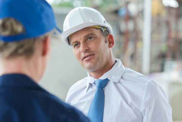 construction engineer talking to builder - Фото, зображення