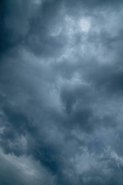 Ciel nuageux dramatique au-dessus de la rivière des Outaouais à Toronto Canada
 - Photo, image