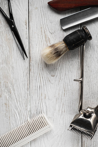 vintage holičské nástroje nebezpečné holicí strojky nůžky na vlasy starý ruční stříhání hřeben holení štětec. vertikální - Fotografie, Obrázek