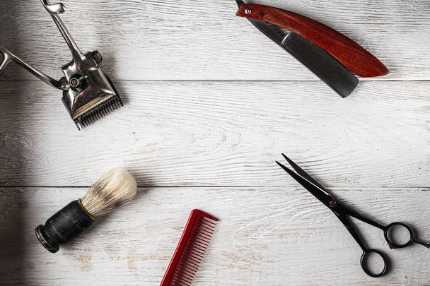 vintage holič nástroje nebezpečné holicí strojky nůžky na vlasy starý ruční výstřižek hřeben holení štětec. - Fotografie, Obrázek