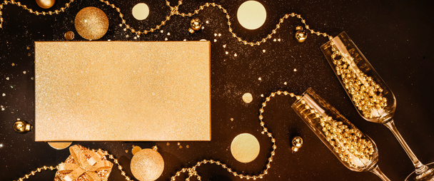 Vánoční čtverec lesklý rám ze zlata, třpytivé ozdoby, koule na tmavém pozadí. Koncept slavnostního zázemí pro propagaci a prodej Byt ležel - Fotografie, Obrázek