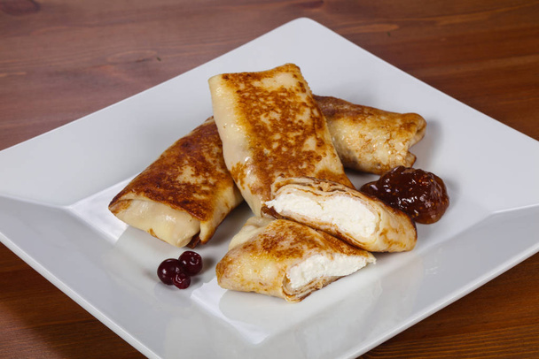 Pancakes stuffed curd with jam - Foto, afbeelding