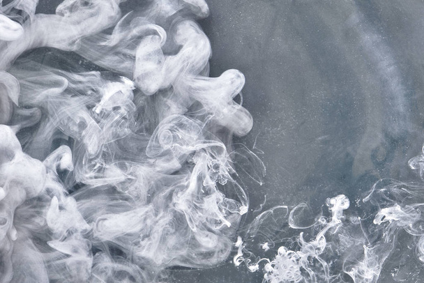 graue Zigarette wirbelnder Tabakrauch abstrakter Hintergrund, Smog-Konzept, Luftverschmutzung, Anti-Raucher - Foto, Bild