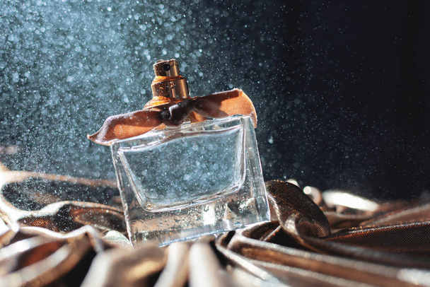 stijlvolle natte parfum op donkere achtergrond  - Foto, afbeelding