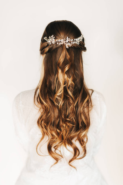Peinado nupcial de moda con hermosos accesorios de boda - Foto, Imagen