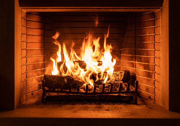 Foyer au feu, bûches de bois véritable, confortable maison chaude au temps de Noël
 - Photo, image