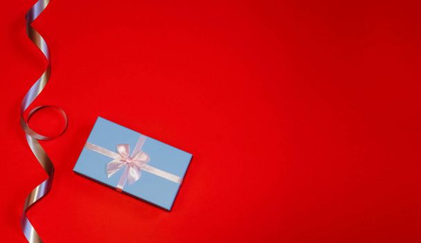 Fond d'écran Saint-Valentin. Boîte bleue cadeau. Décoration Minimalisme. Espace pour le texte
 - Photo, image