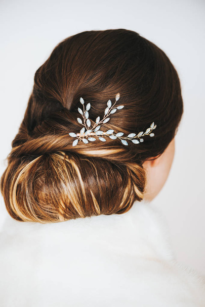 Peinado nupcial de moda con hermosos accesorios de boda - Foto, imagen