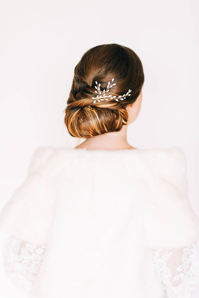 Modna fryzura ślubna z pięknymi akcesoriami ślubnymi - Zdjęcie, obraz