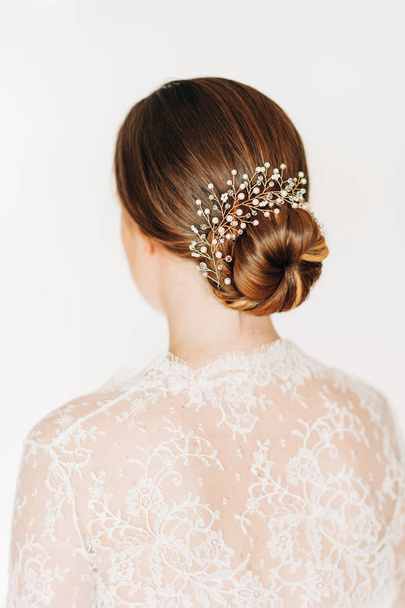 Trendy bridal hairstyle with beautiful wedding accessoires - Fotoğraf, Görsel