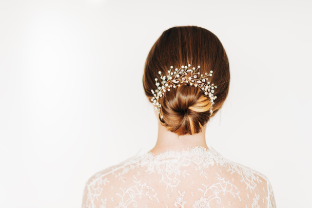Divatos menyasszonyi frizura gyönyörű esküvői kellékek - Fotó, kép