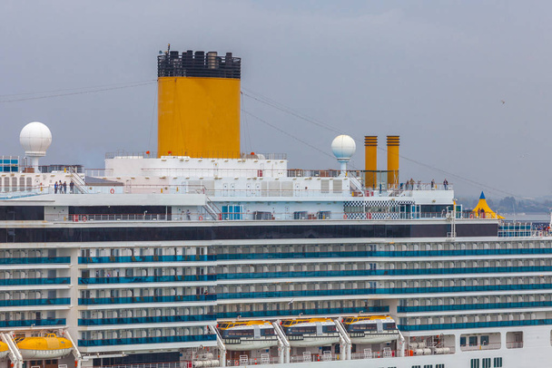 Detail van een groot cruiseschip afgemeerd in de terminal van Venetië - Foto, afbeelding