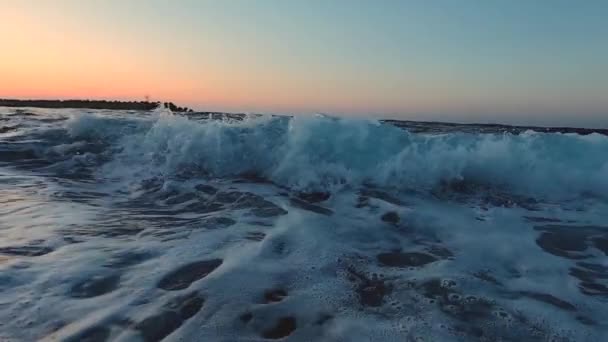 Slow Motion Of Sea Waves zachód słońca - Materiał filmowy, wideo
