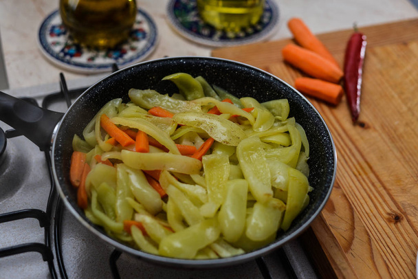 verduras cocinadas en una sartén en el fondo
 - Foto, Imagen