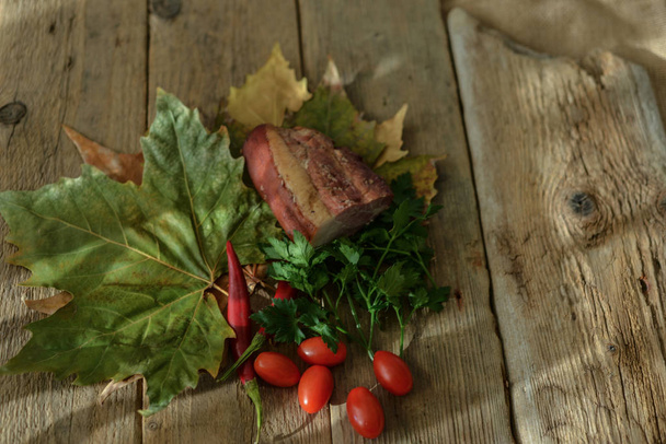  verduras y carne ahumada sobre la mesa
 - Foto, Imagen