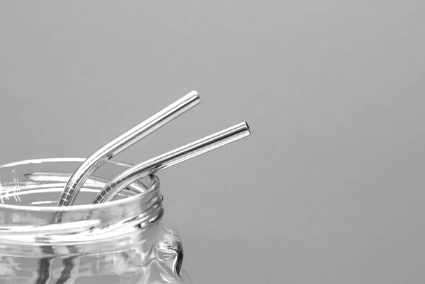 metal straws and cleaning brush in glass jar - Foto, immagini