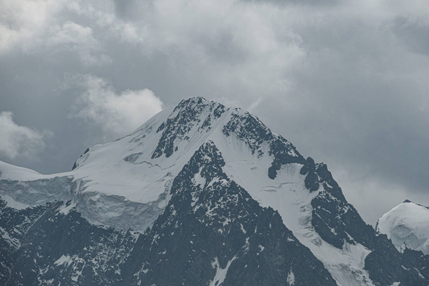zasněžené vrcholky hor na obzoru údolí pod mraky, cesta do horské oblasti - Fotografie, Obrázek