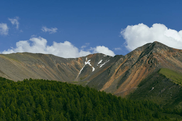 cumus nuvole sopra cresta rocciosa, in attesa di pioggia nella valle di montagna
 - Foto, immagini
