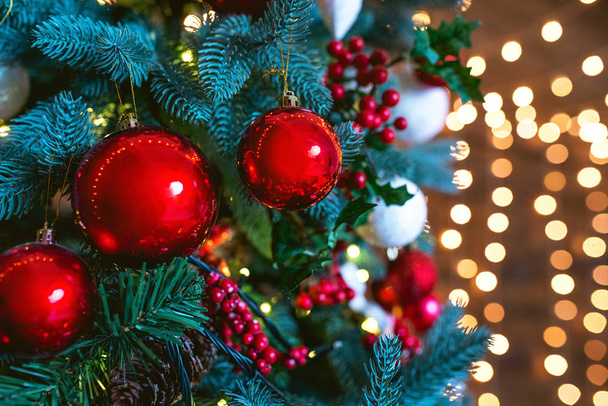 décorations de Noël sur arbre de Noël sur fond de guirlande
 - Photo, image