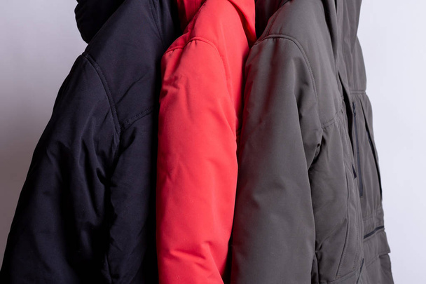 családi koncepció vagy bemutatóterme down kabát téli parka lóg egy vállfa a szekrényben - Fotó, kép