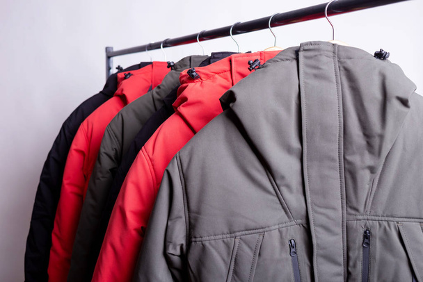 rodinný koncept nebo showroom bundy zimní bunda visí na ramínku v šatníku - Fotografie, Obrázek