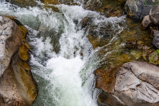 流れの速い川だ岩の間の渓流。水の観光旅行 - 写真・画像