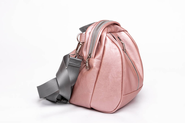 Мода женщин кожа розовый рюкзак изолирован на белом фоне
. - Фото, изображение