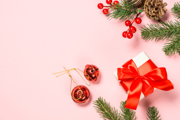 Caja de regalo de Navidad con campanas de jingle sobre fondo rosa
. - Foto, Imagen