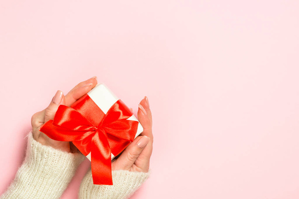Christmas flat lay background on pink with present box. - Fotoğraf, Görsel
