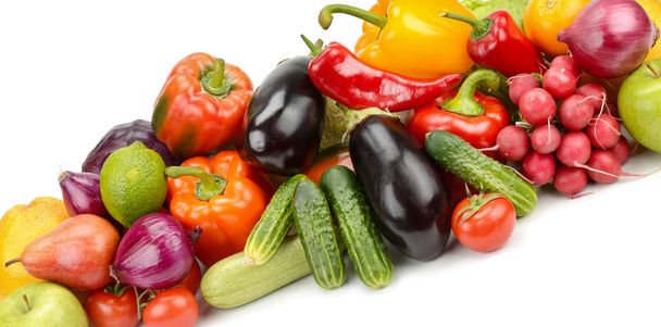 Haufen frisches Gemüse und Obst isoliert auf weißem Hintergrund. - Foto, Bild